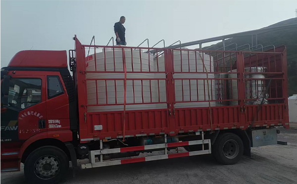 永昌立式运输桶安排发货现场